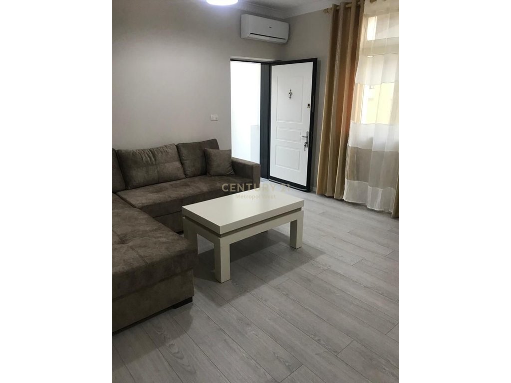 Apartament 1+1 me qira tek ish tregu elektrik, Tiranë