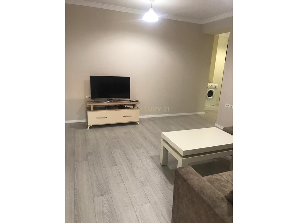 Apartament 1+1 me qira tek ish tregu elektrik, Tiranë