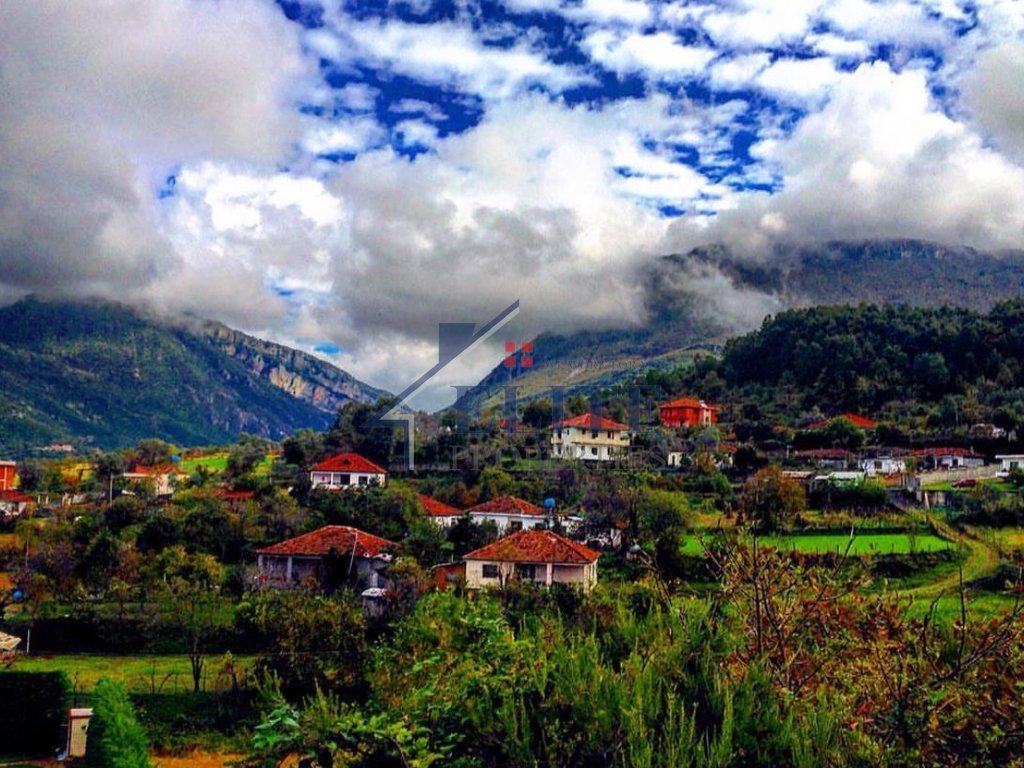 Ibë e poshtme, terrain à vendre