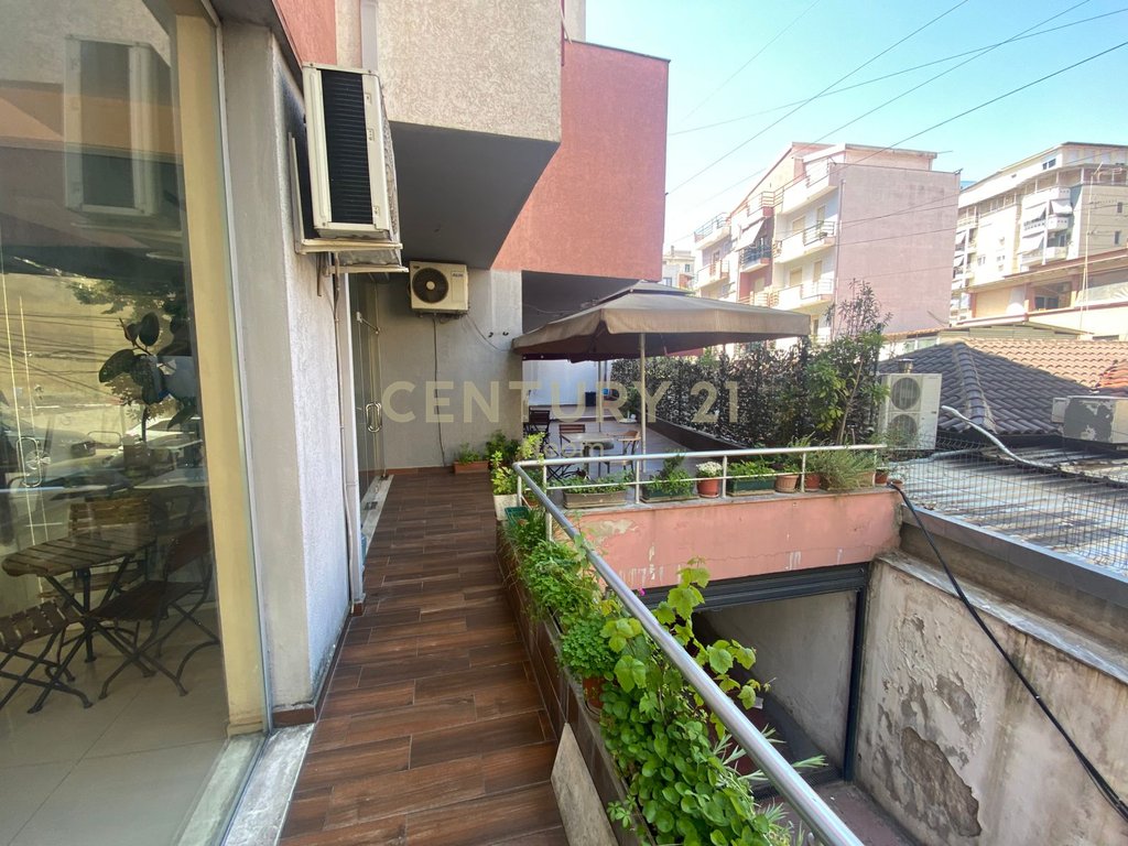 Ambiente comercial en venta - cerca de kodra e diellit (3)