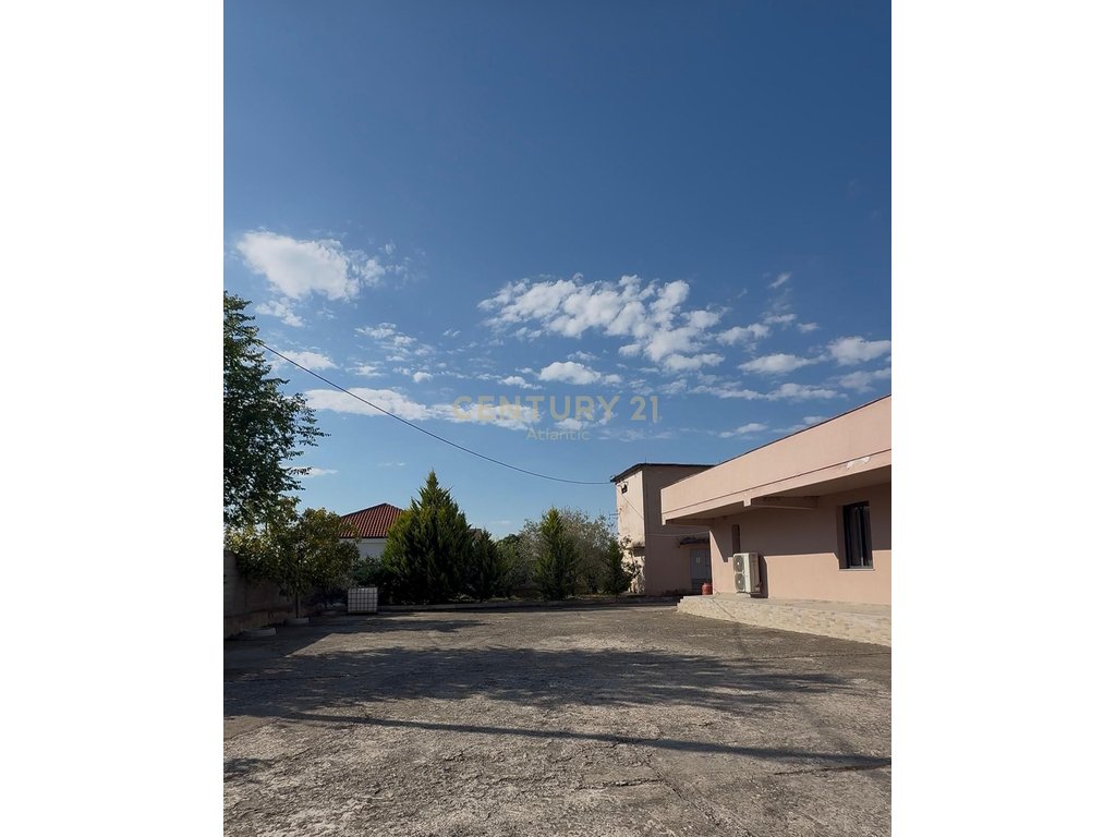 Ambiente commerciale in affitto a shijak - €950 al mese!