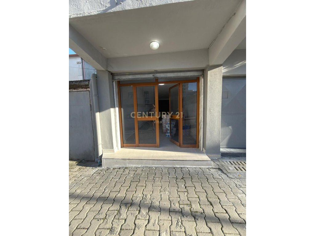 Espaço comercial para alugar em buze rruge, durres!! (5)