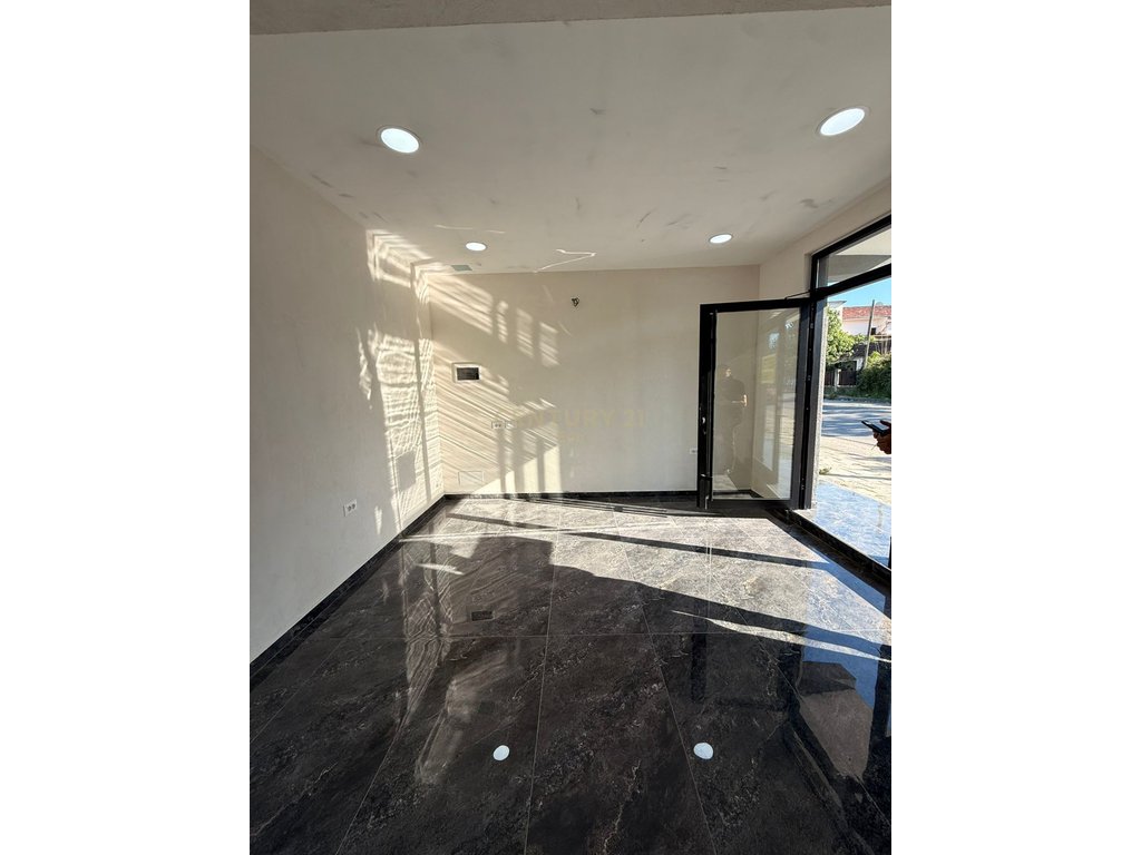 Espaço comercial para alugar em buze rruge, durres!! (7)