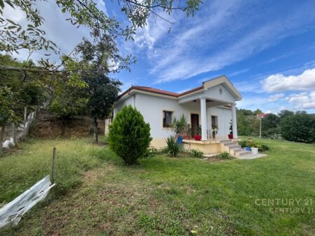 Shtëpi private një-katëshe me qira në petrelë!