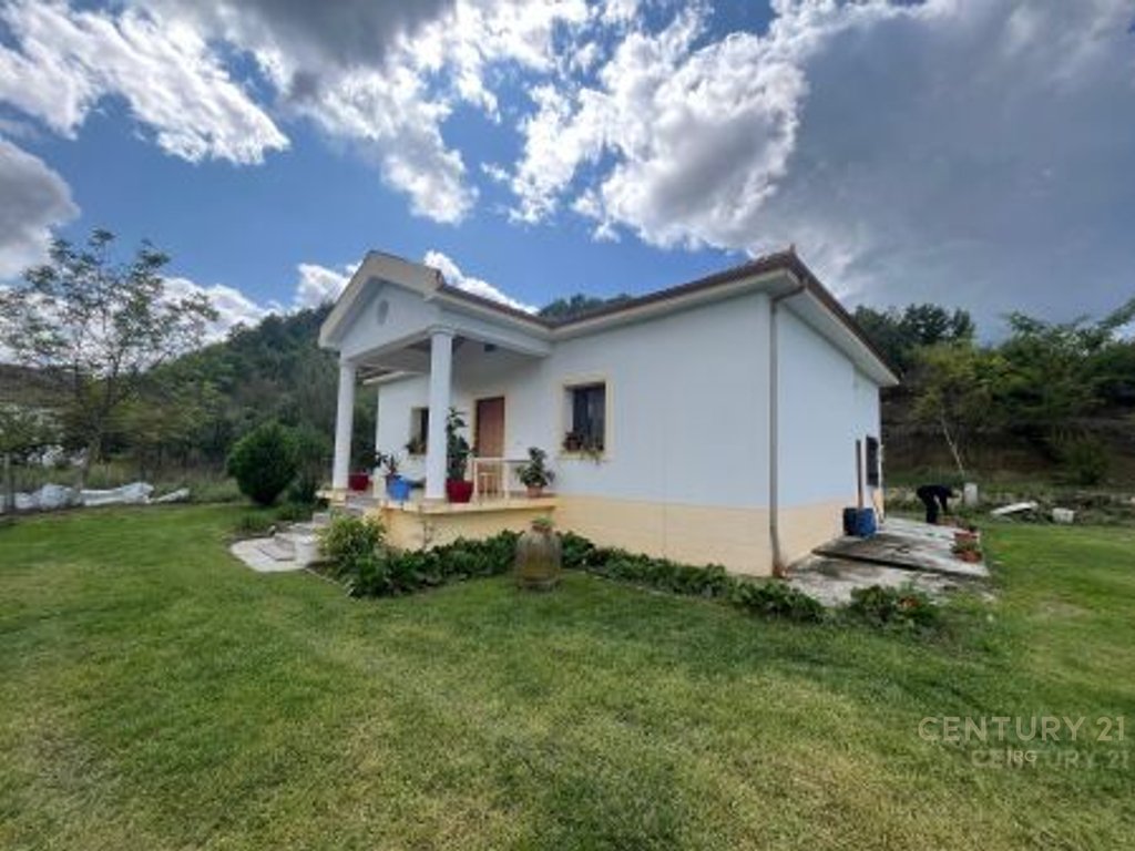 Shtëpi private një-katëshe me qira në petrelë!