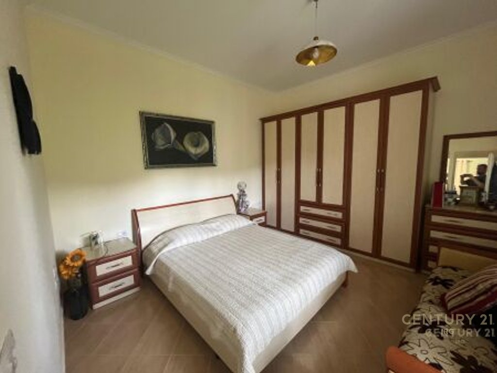 Shtëpi private një-katëshe me qira në petrelë!