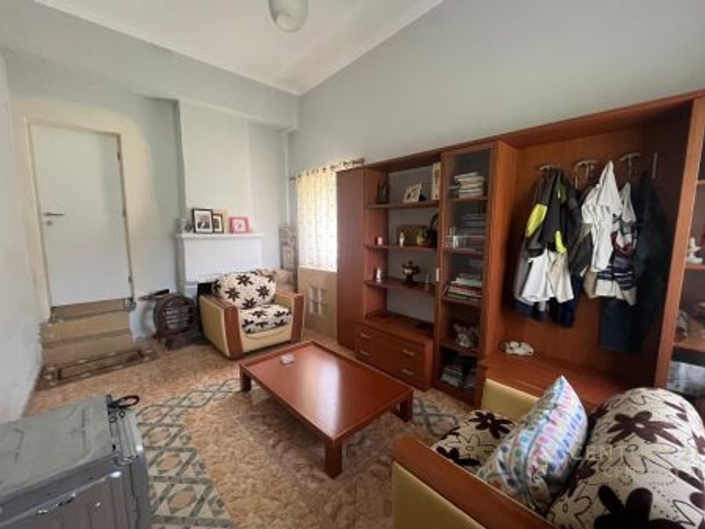 Shtëpi private një-katëshe me qira në petrelë!
