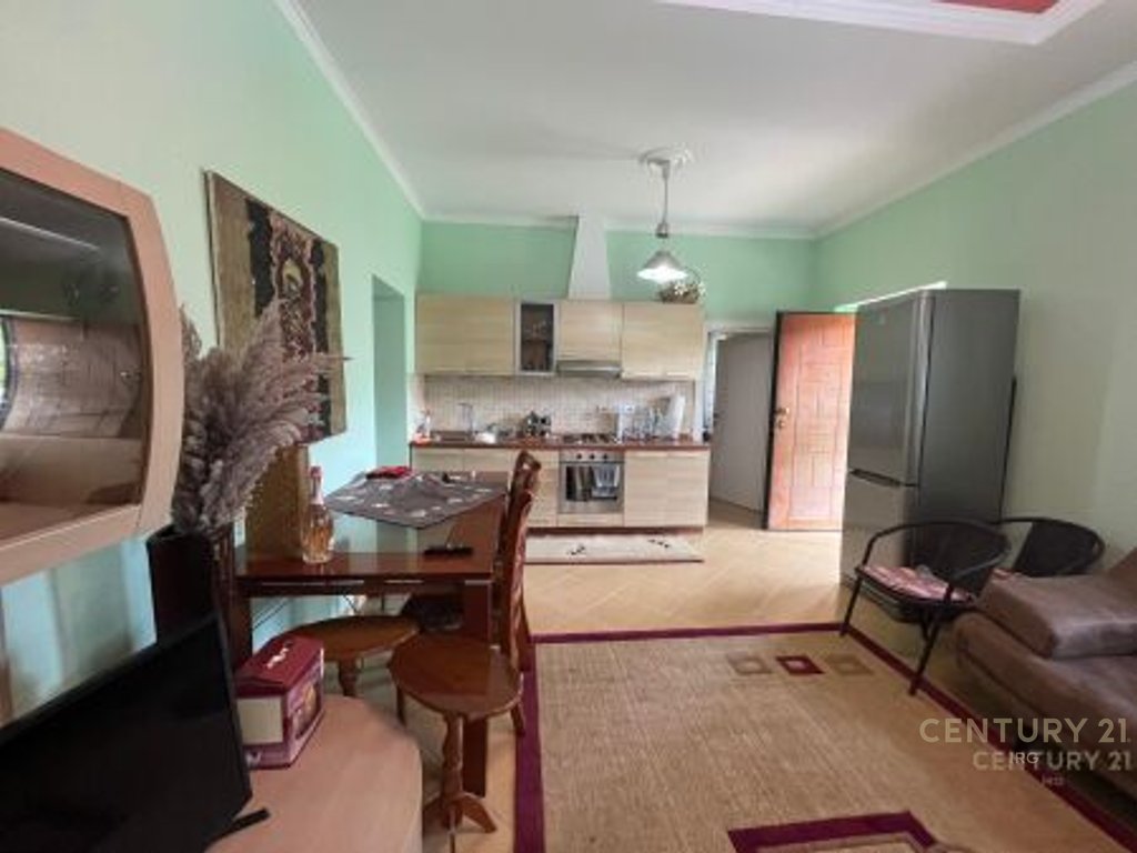 Shtëpi private një-katëshe me qira në petrelë!