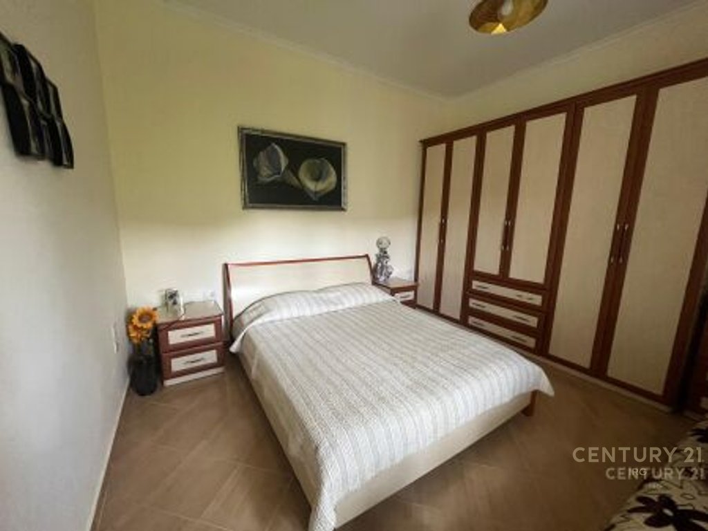 Shtëpi private një-katëshe me qira në petrelë!