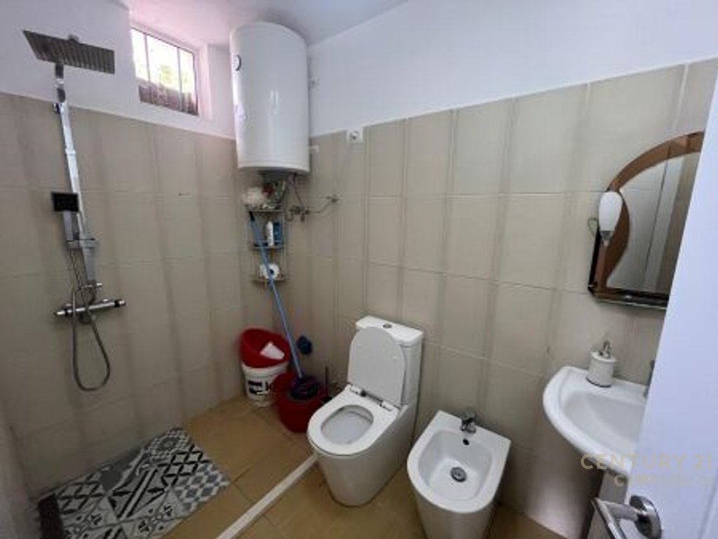 Shtëpi private një-katëshe me qira në petrelë!