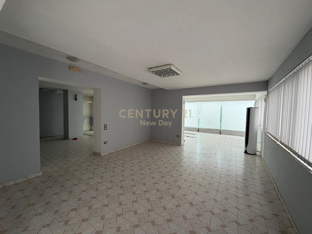 Oficina en alquiler en Kavajë - €600 | 140 m²