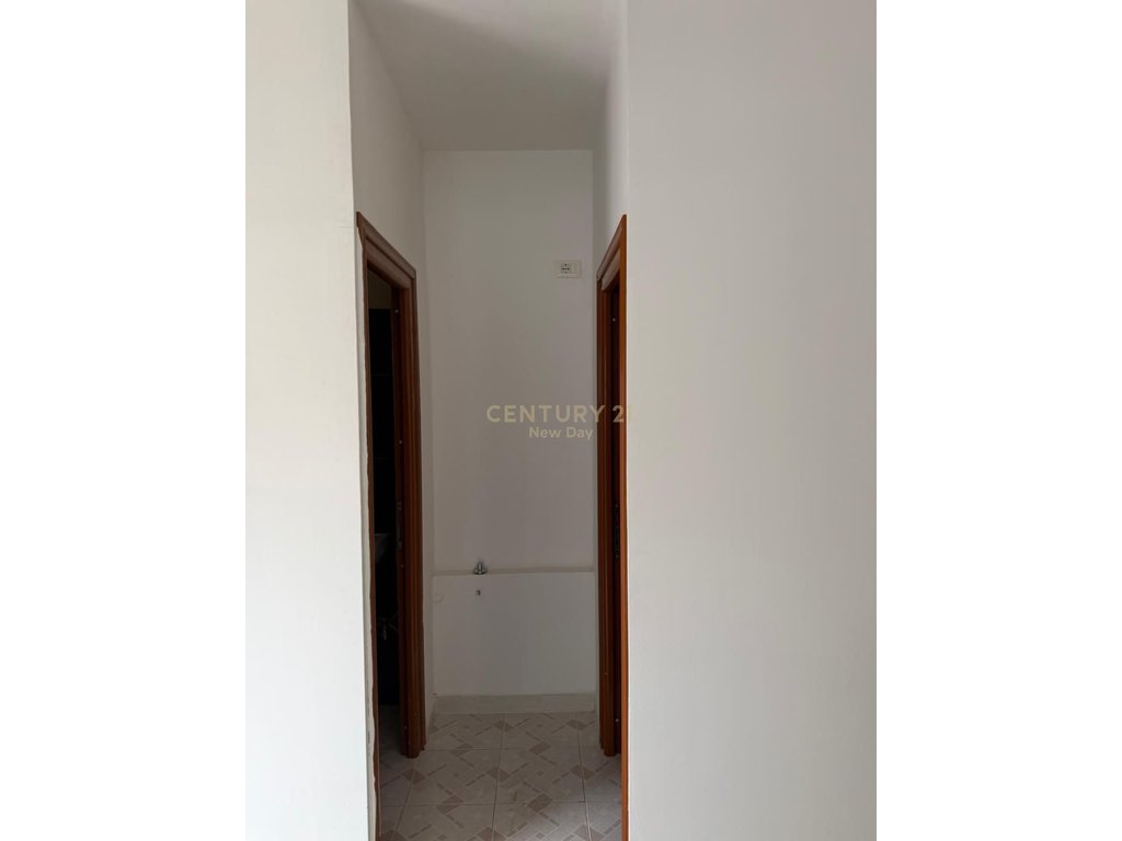 Oficina en alquiler en Kavajë - €600 | 140 m² (3)