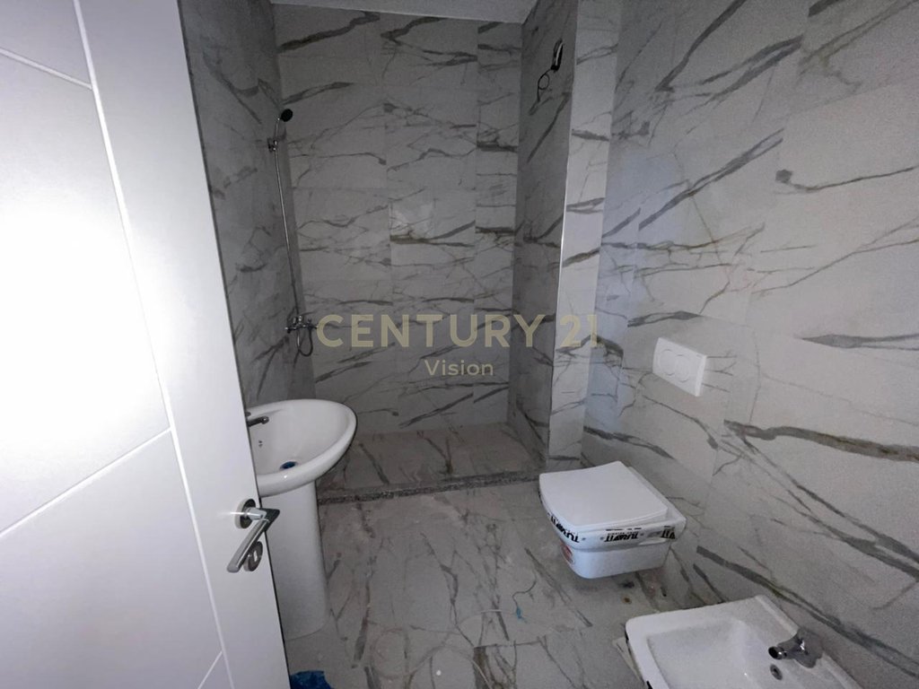 Apartament per shitje 3+1+2 prane sheshit prek cali, Shkodër (3)