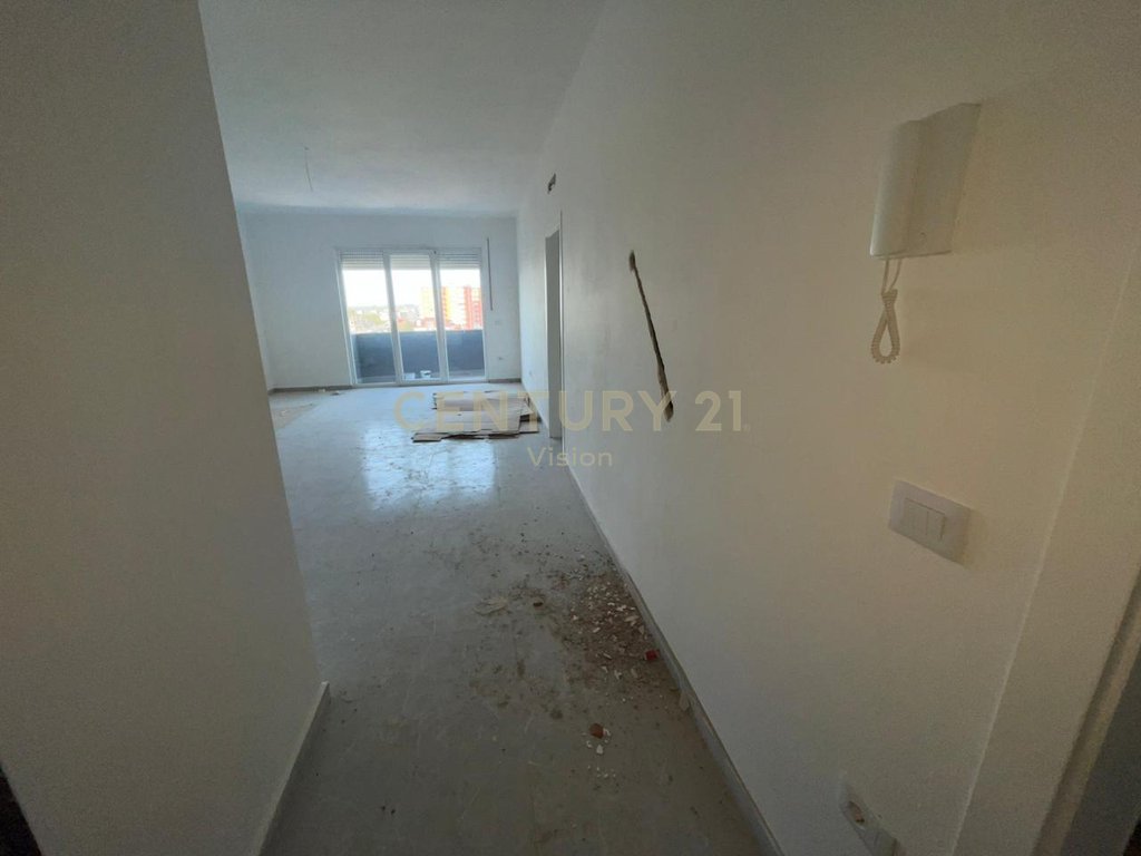 Apartament per shitje 3+1+2 prane sheshit prek cali, Shkodër (4)