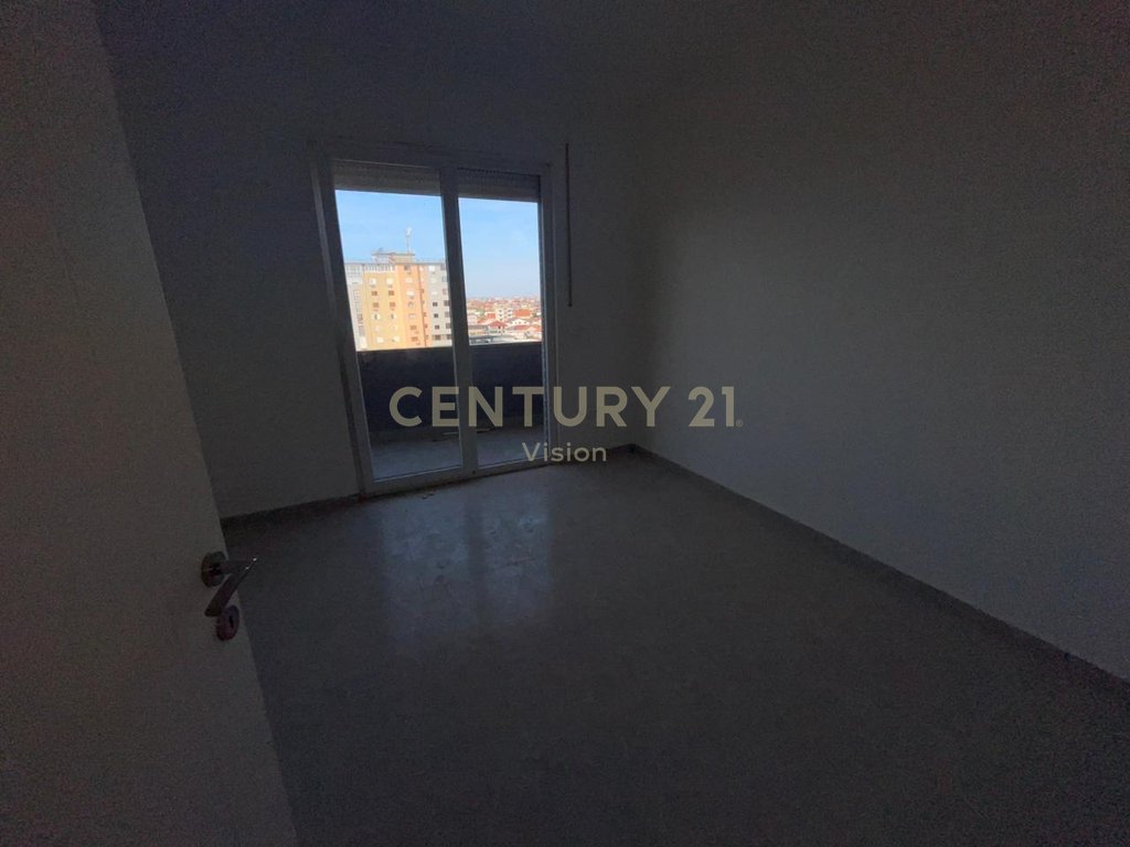 Apartament per shitje 3+1+2 prane sheshit prek cali, Shkodër (5)