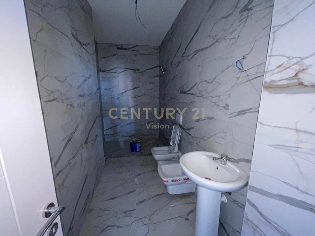 Apartament per shitje 3+1+2 prane sheshit prek cali, Shkodër (6)
