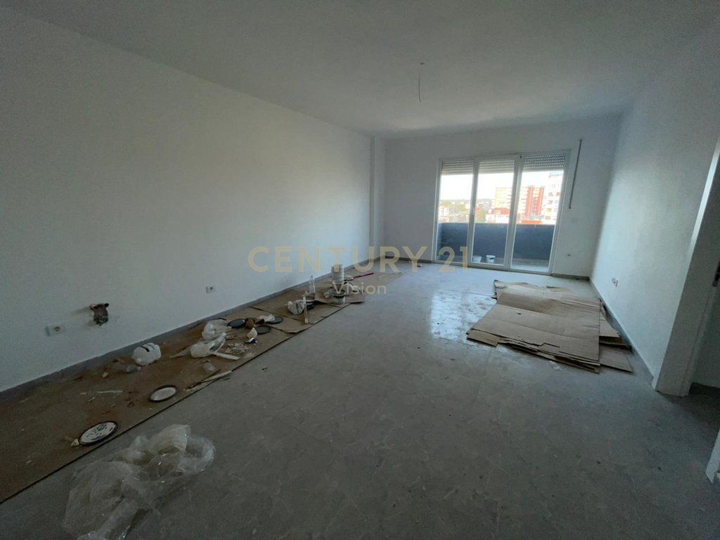 Apartament per shitje 3+1+2 prane sheshit prek cali, Shkodër (7)