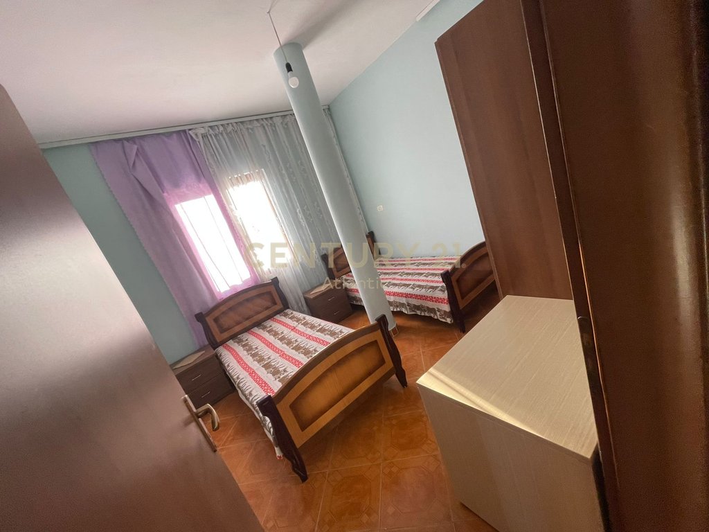 Jepet me qera kati i dyte i nje shtepie private 2+1 ne arapaj (8)