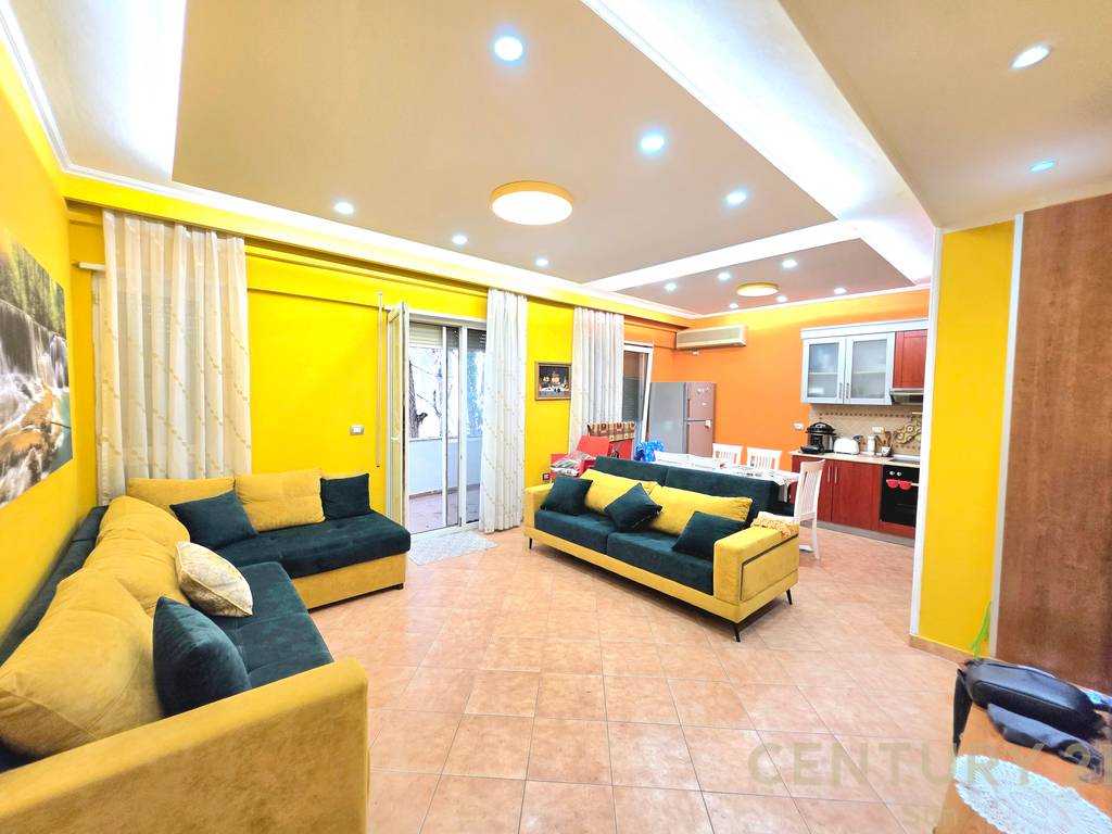 Shitet apartament 2+1+2 ne malin e robit
