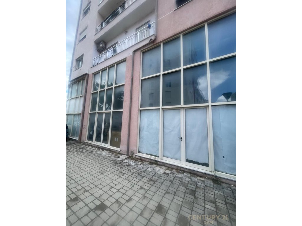 Shitet hapesire komerciale, rruga petrela, ish stacioni i trenit (3)