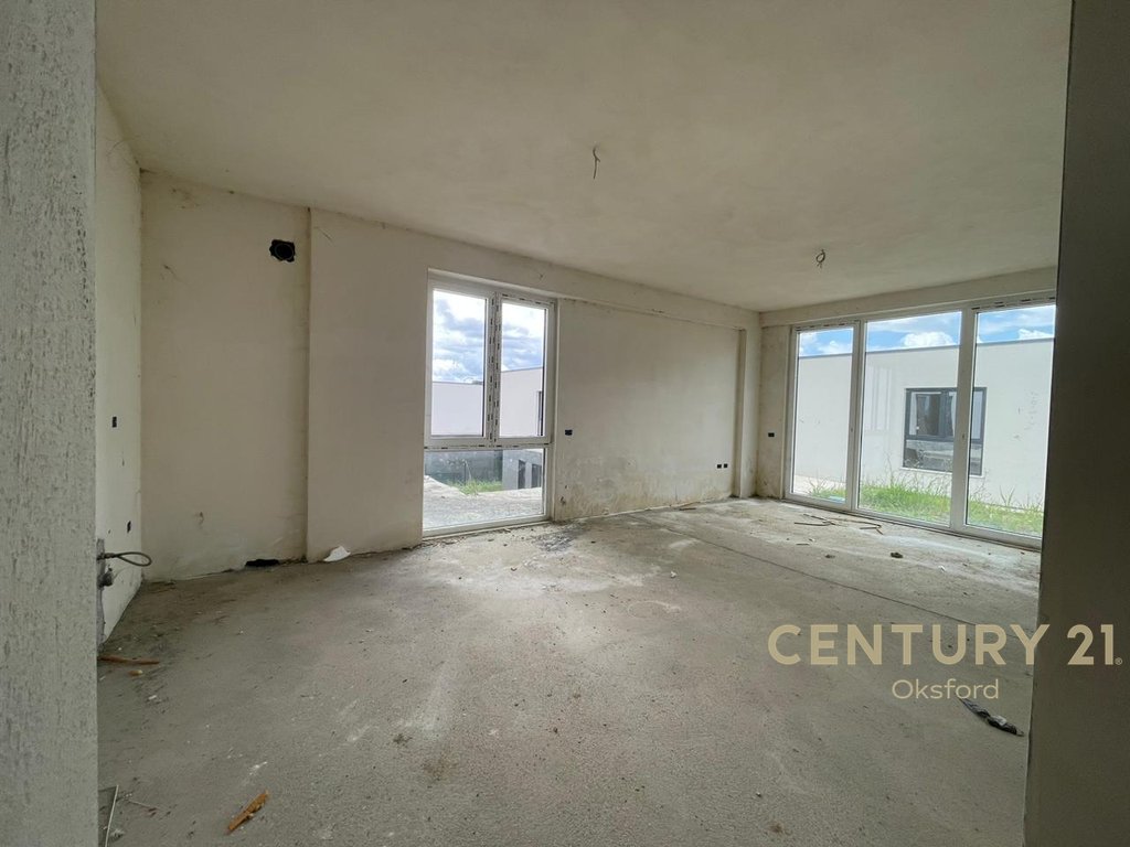 Apartament 3+1+2 me oborr per shitje tek liqeni i farkes