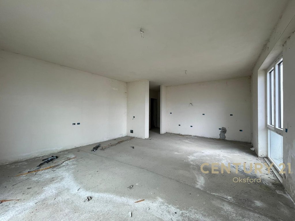 Apartament 3+1+2 me oborr per shitje tek liqeni i farkes (3)
