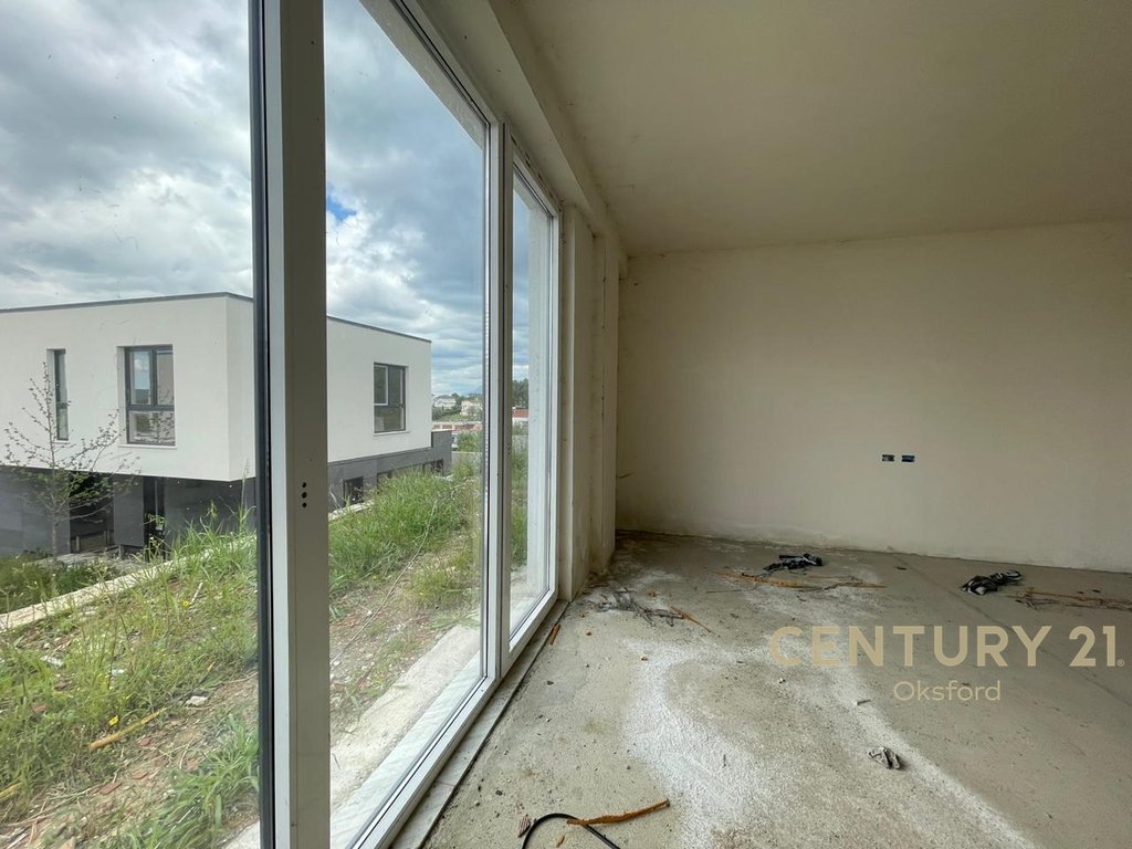 Apartament 3+1+2 me oborr per shitje tek liqeni i farkes (4)