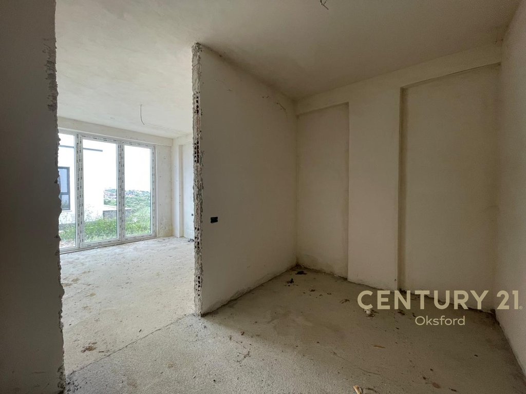 Apartament 3+1+2 me oborr per shitje tek liqeni i farkes (8)