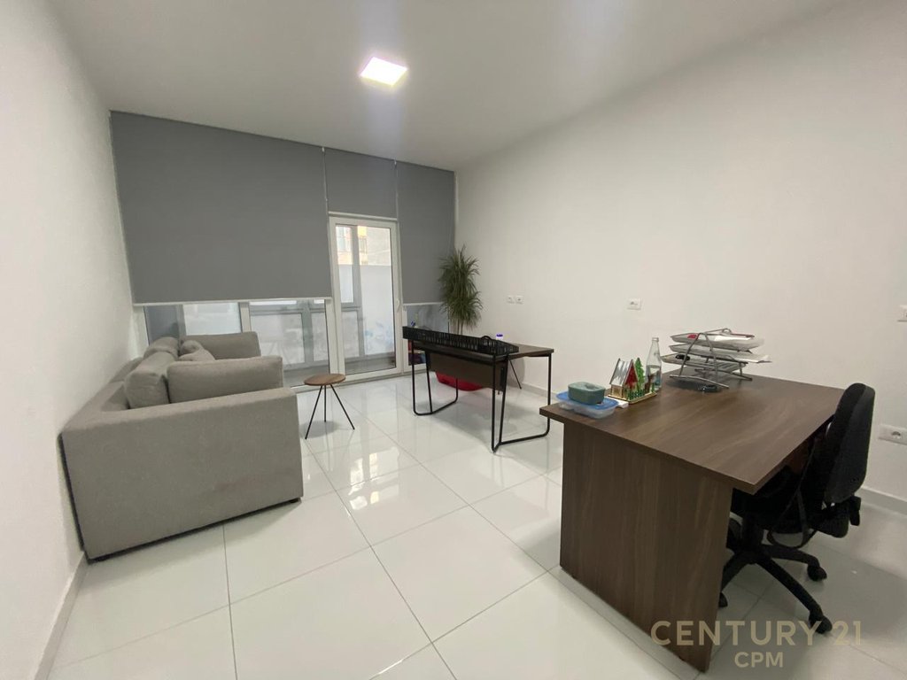 Ne komunen e parisit tek kika 2 japim me qira ambient zyre (3)