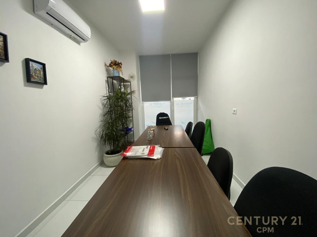Ne komunen e parisit tek kika 2 japim me qira ambient zyre (4)