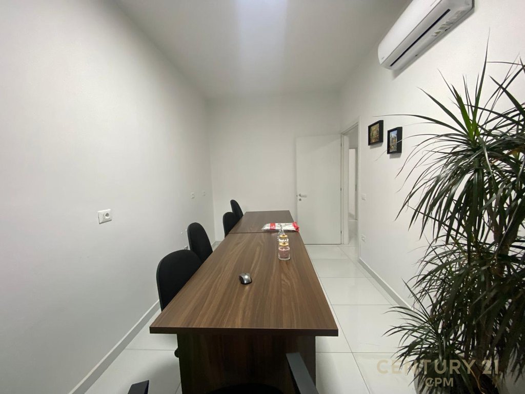 Ne komunen e parisit tek kika 2 japim me qira ambient zyre (5)