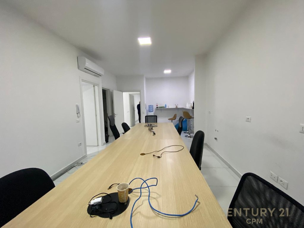 Ne komunen e parisit tek kika 2 japim me qira ambient zyre (7)