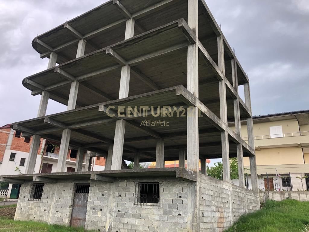 Venta: Edificio de tres pisos + 3 garajes en rrashbull, Durrës