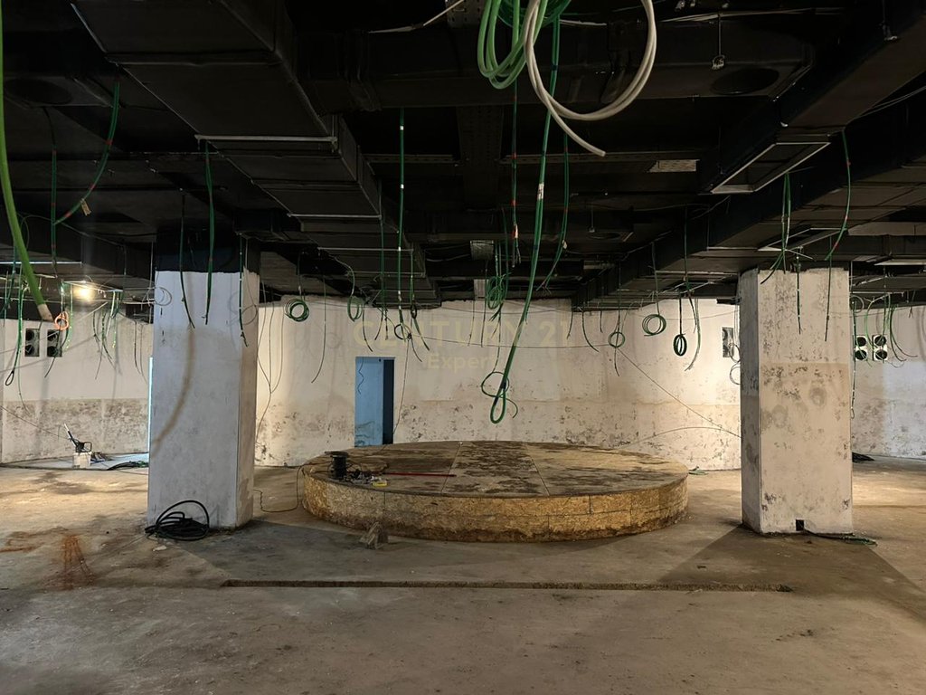 Shiten dy ambiente biznesi në lungomare, 45 m² secili ose 94 m² total (5)