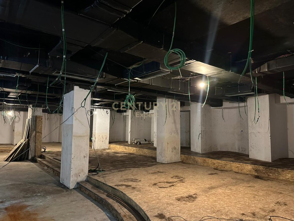 Shiten dy ambiente biznesi në lungomare, 45 m² secili ose 94 m² total (7)