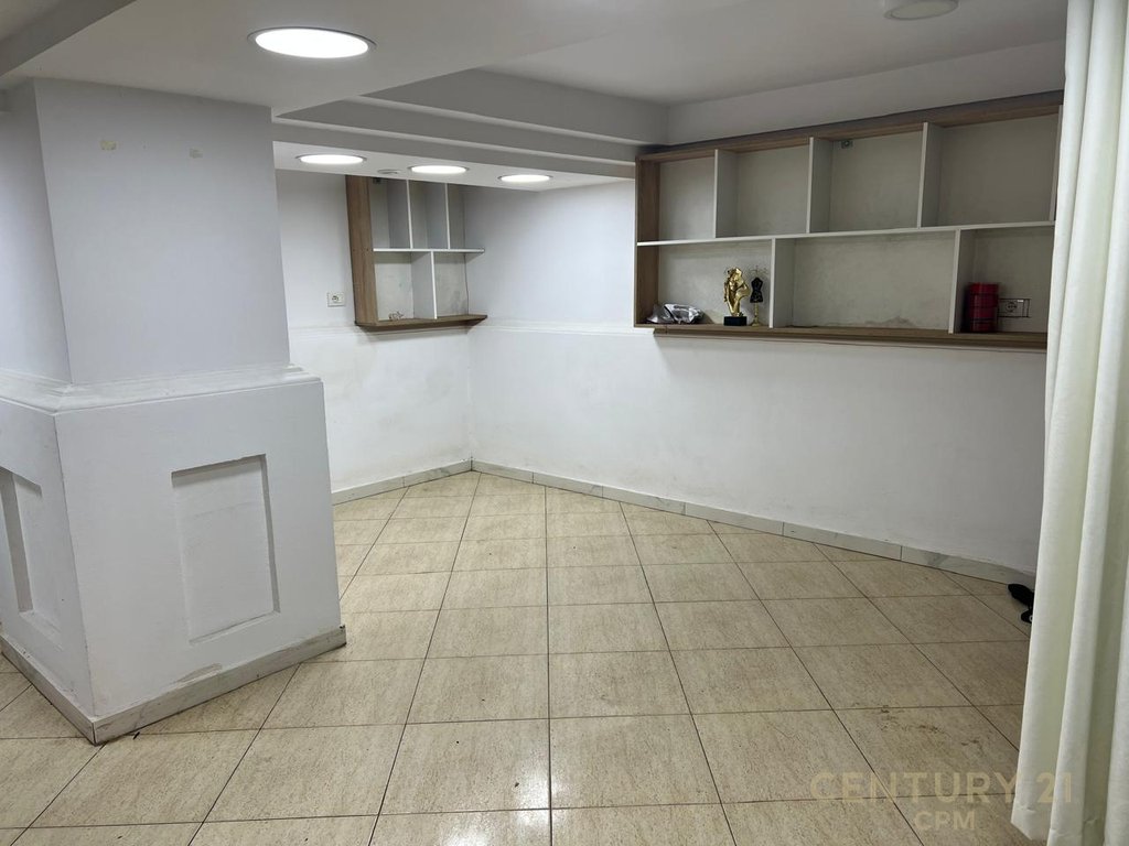 Espace commercial près de la place willson sur la rue moskat (7)
