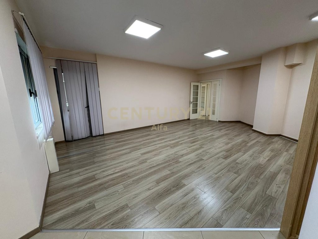 Shitet apartament 3+1+2+depo tek kopshti zoologjik, pranë pavarotit!
