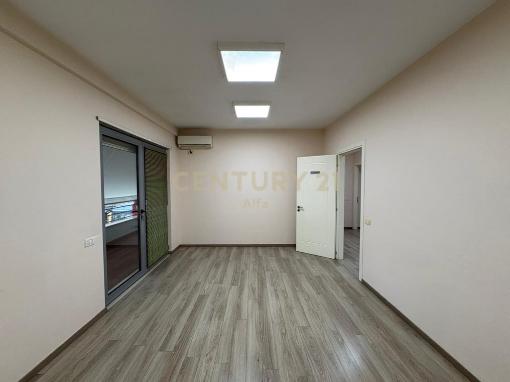 Shitet apartament 3+1+2+depo tek kopshti zoologjik, pranë pavarotit!