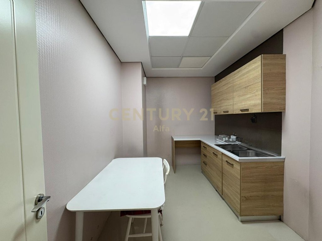 Shitet apartament 3+1+2+depo tek kopshti zoologjik, pranë pavarotit!