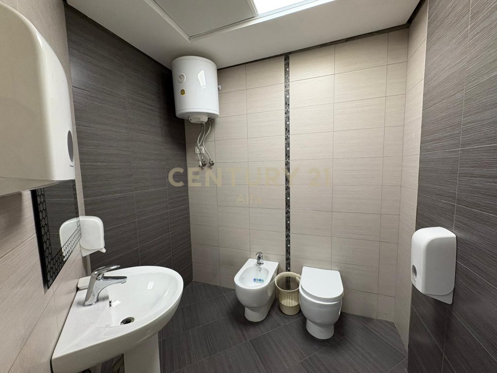 Shitet apartament 3+1+2+depo tek kopshti zoologjik, pranë pavarotit!