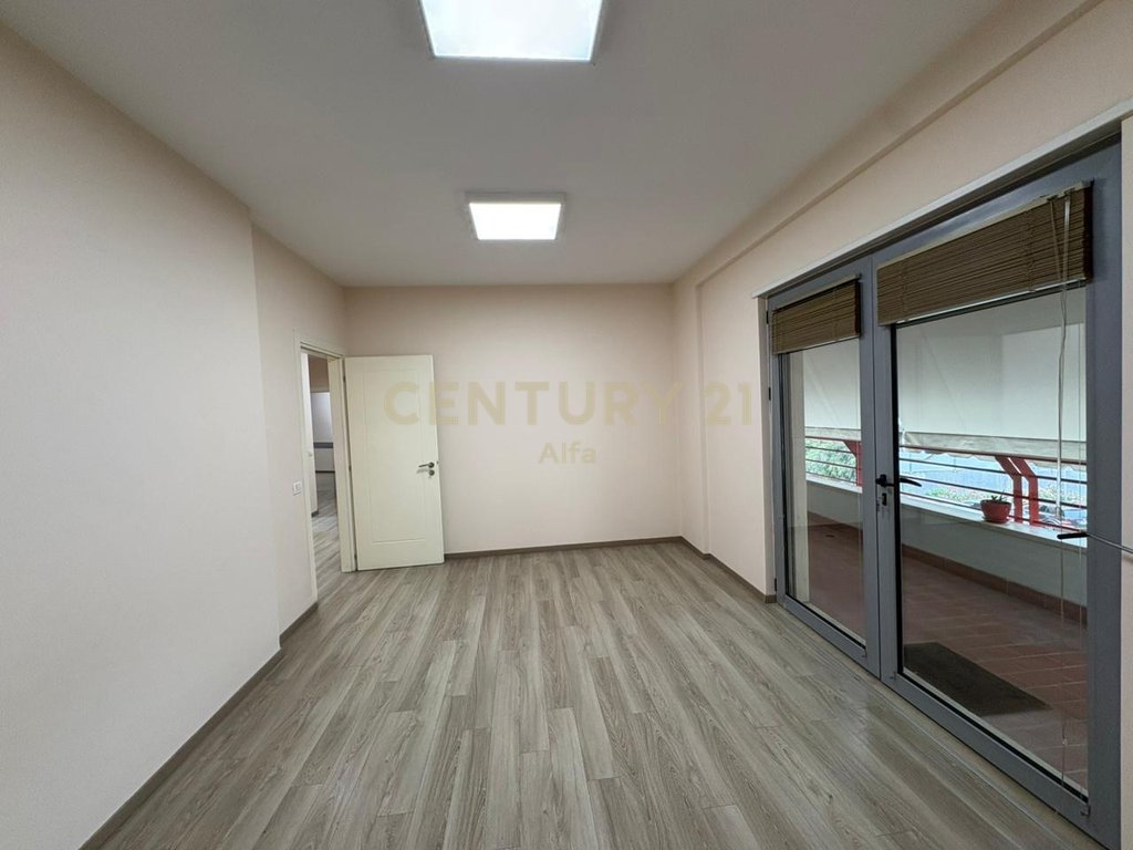 Shitet apartament 3+1+2+depo tek kopshti zoologjik, pranë pavarotit!