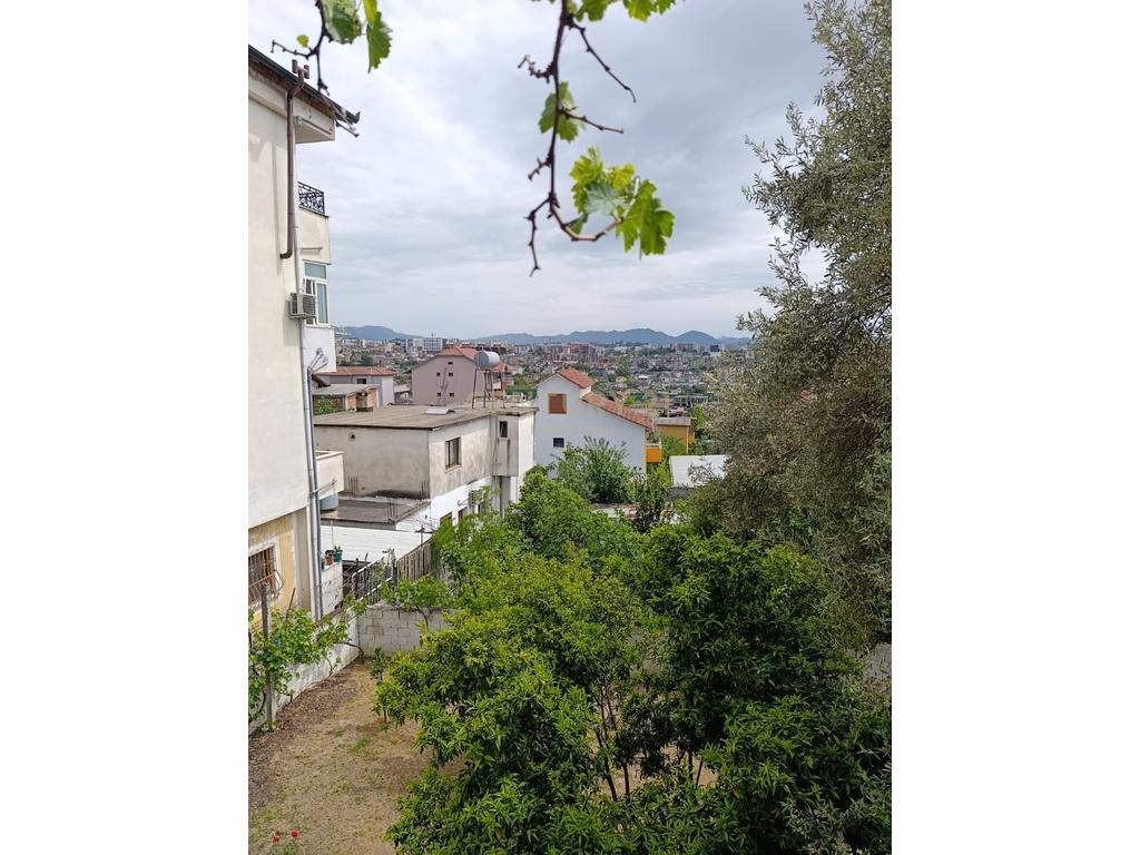 Shtëpi private 2-katëshe në shitje – Mundësi ideale banimi dhe investimi (7)