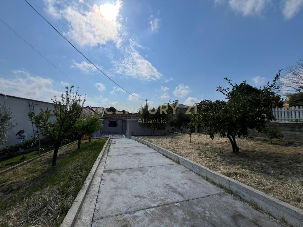 Shitet vile bashke me 2,000 metra katror toke ne periferi te shijakut