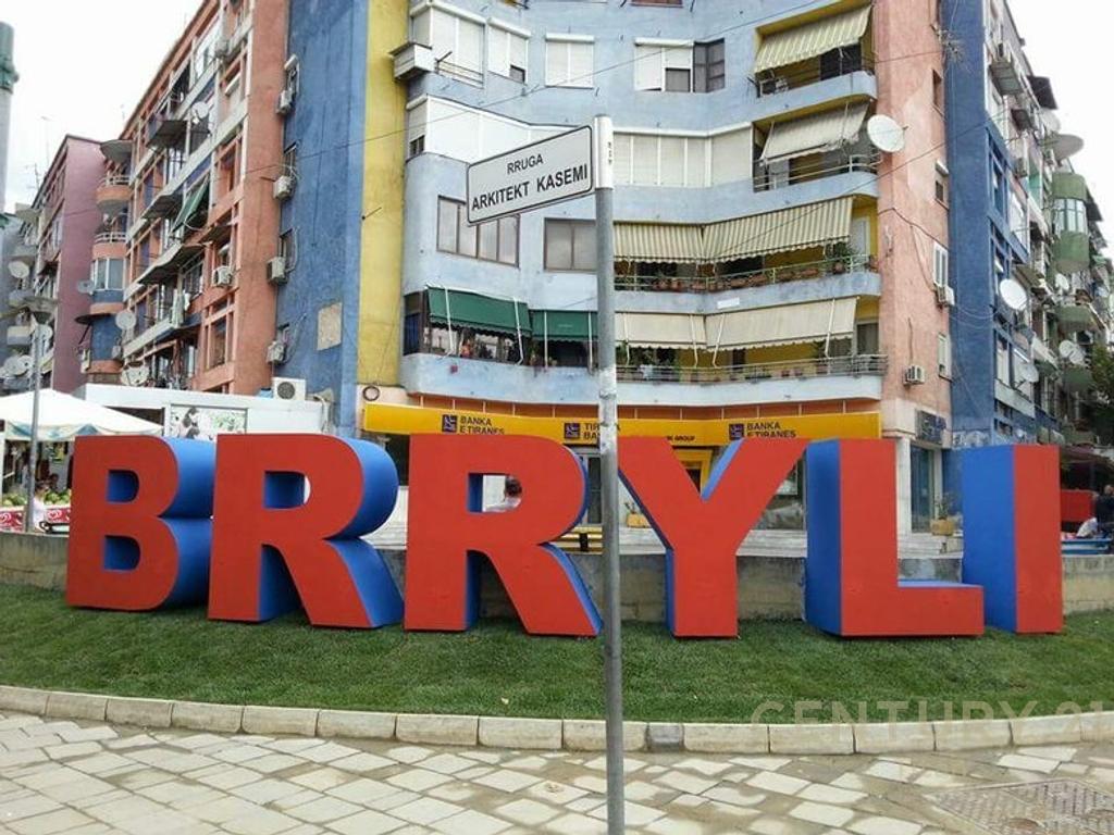 Shitet apartament 1+1 te brryli, përballë maternitetit të ri