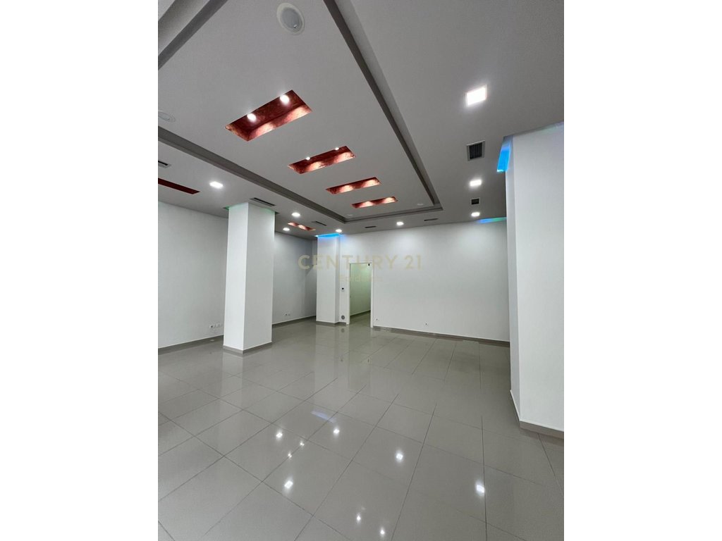 Espace commercial à louer sur la rue principale, ancien-urt, durres!