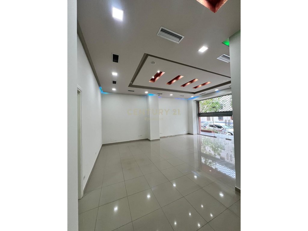 Espace commercial à louer sur la rue principale, ancien-urt, durres! (2)