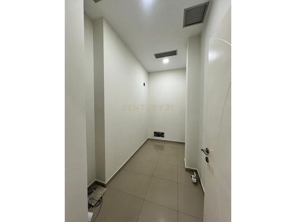 Espace commercial à louer sur la rue principale, ancien-urt, durres! (3)