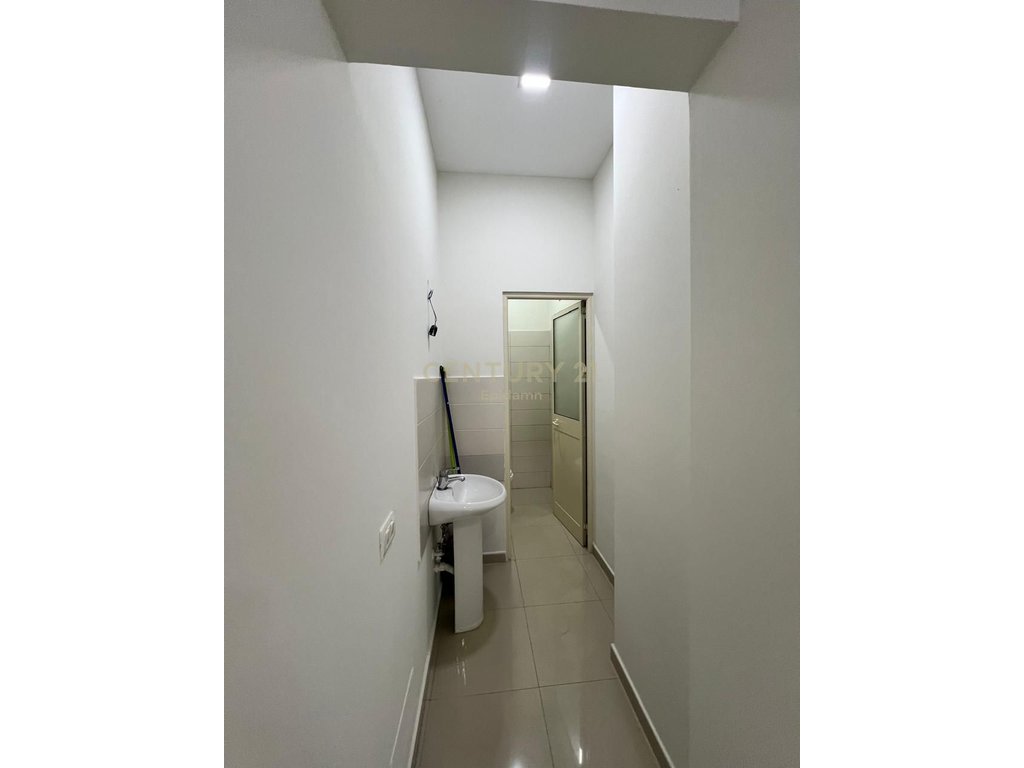 Espace commercial à louer sur la rue principale, ancien-urt, durres! (4)