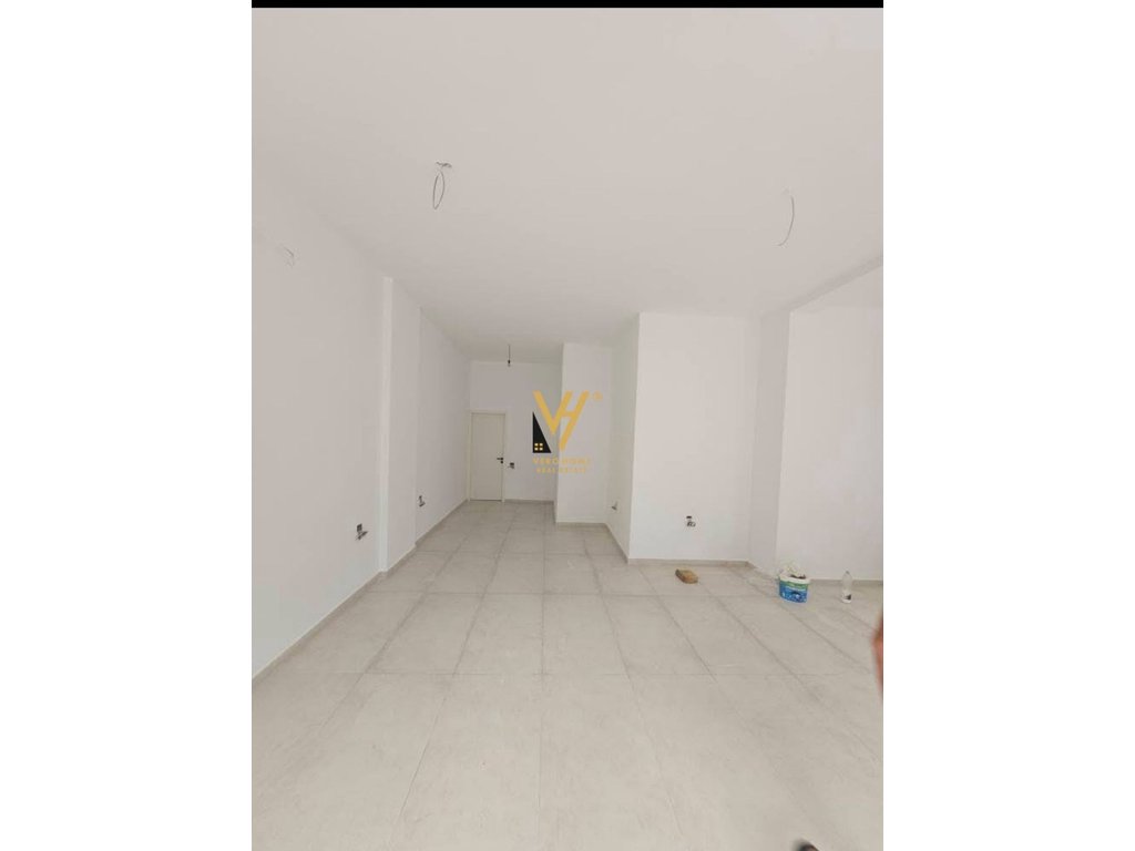 Ambiente commerciale di 60 m² in affitto a don bosko 50.000 leke