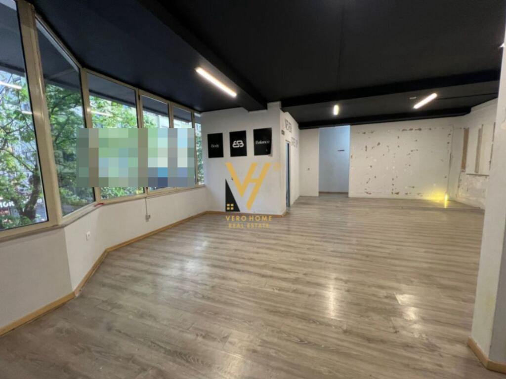 Spazio commerciale in affitto 115 metri quadrati con piano lsi, blocco 1.500 euro
